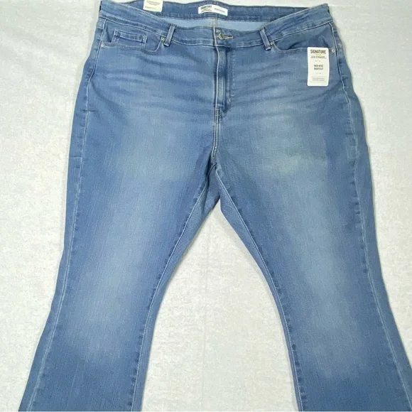 Levis Signature Gold Jeans Women's 20M Blue Bootcut Mid Rise Stretch Denim NWT - Picture 2 of 15